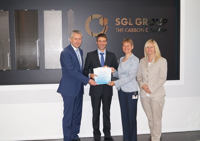 From left to right: Hansjoerg Durz (region’s current member of the German Bundestag), Stefan Müller (Parliamentary State Secretary at the BMBF), Dr Gabriele Korus (SGL, project coordinator), Dr Renata Seitz (SGL, project leader). © SGL Group From left to right: Hansjoerg Durz (region’s current member of the German Bundestag), Stefan Müller (Parliamentary State Secretary at the BMBF), Dr Gabriele Korus (SGL, project coordinator), Dr Renata Seitz (SGL, project leader). © SGL Group